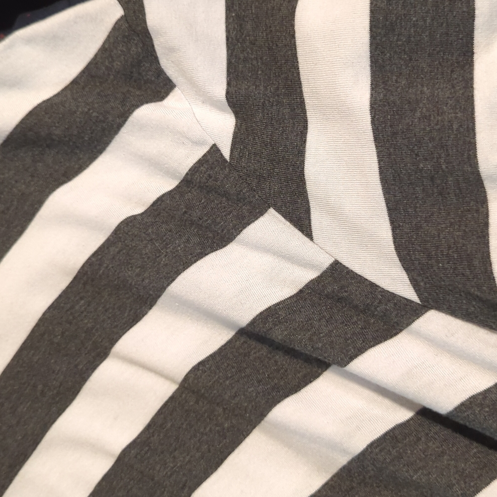 Bundle Of Four (4) Amazon Essentials Patterned V-… - image 5